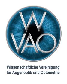 Auf einer runden Fläche, die blau die Iris eines Auges zeigt, stehen die Buchstaben "WVAO", darunter die Worte "Wissenschaftliche Vereinigung für Augenoptik und Optometrie".