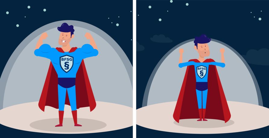 2 Bilder eines Superhelden im Comic-Stil im blauen Anzug mit rotem Umhang und BFSG-Emblem auf der Brust. Links: Gewinner-Pose, er präsentiert seine großen Muskeln und lächelt. Rechts: Gleiche Pose, aber viel schmächtiger und peinlich berührt.
